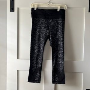 Lululemon capri legging, lightly used, no piling or signs of wear an tear